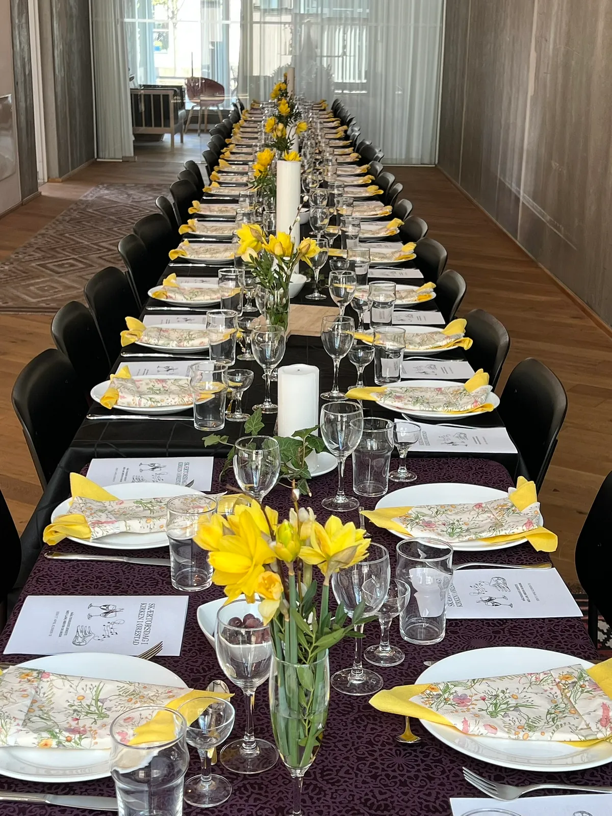 skærtorsdagsmiddag med lam, rødvin og gæster