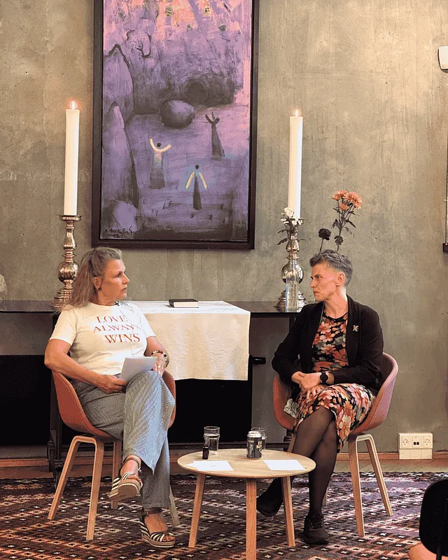 Præst i Kirken i Ørestad, Per Ramsdal, interviewer kirkens anden præst Rikke Weissfeld om hendes forhold til tro.