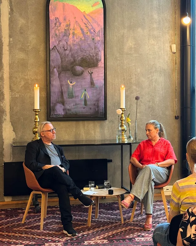 Præst i Kirken i Ørestad, Per Ramsdal, interviewer kirkens anden præst Rikke Weissfeld om hendes forhold til tro.